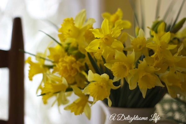 Spring Home Tour #daffodils #springflowers #decorateforspring
