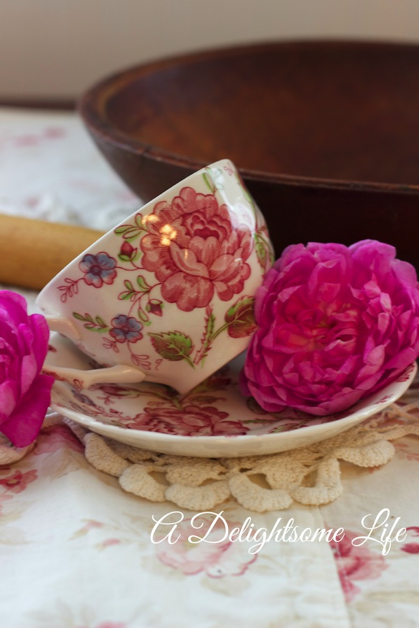 A-DELIGHTSOME-LIFE-BREAD-DOUGH-BOWL-ROSE-CHINTZ-TEACUP-ROSES