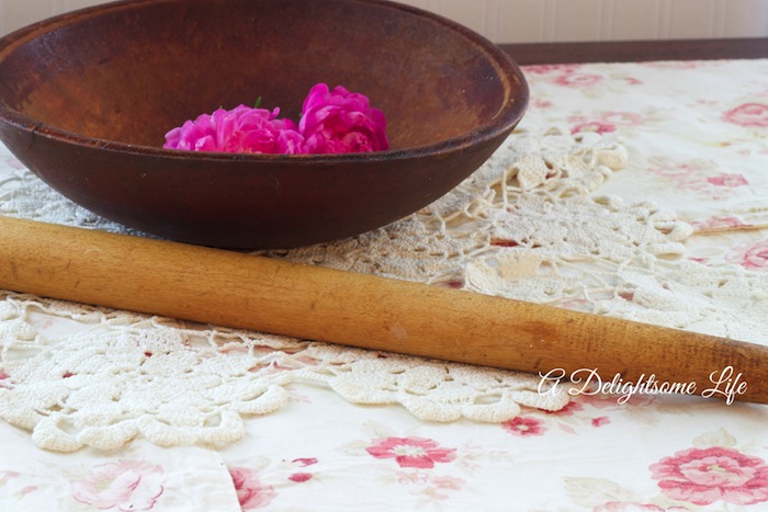 A-DELIGHTSOME-LIFE-DOUGH-BOWL-ROLLING-PIN-ROSES
