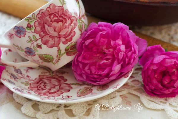 A-DELIGHTSOME-LIFE-ROSE-CHINTZ-TEACUP-ROSES