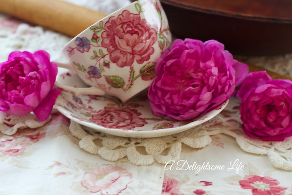 A-DELIGHTSOME-LIFE-ROSE-CHINTZ-TEACUP-SAUCER-ROSES-ROLLING-PIN