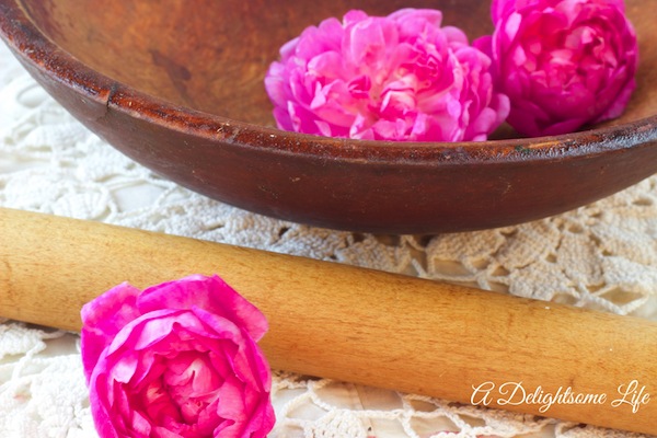 A-DELIGHTSOME-LIFE-ROSES-ROLLING-PIN-DOUGH-BOWL