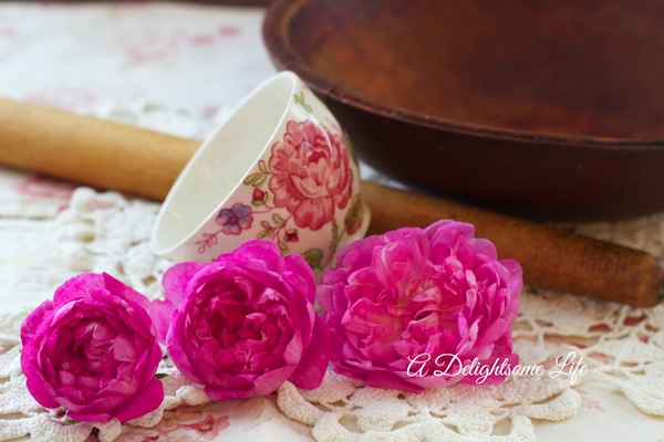 A-DELIGHTSOME-LIFE-ROSES-ROSE-CHINTZ-TEACUP-ROLLING-PIN-BOWL