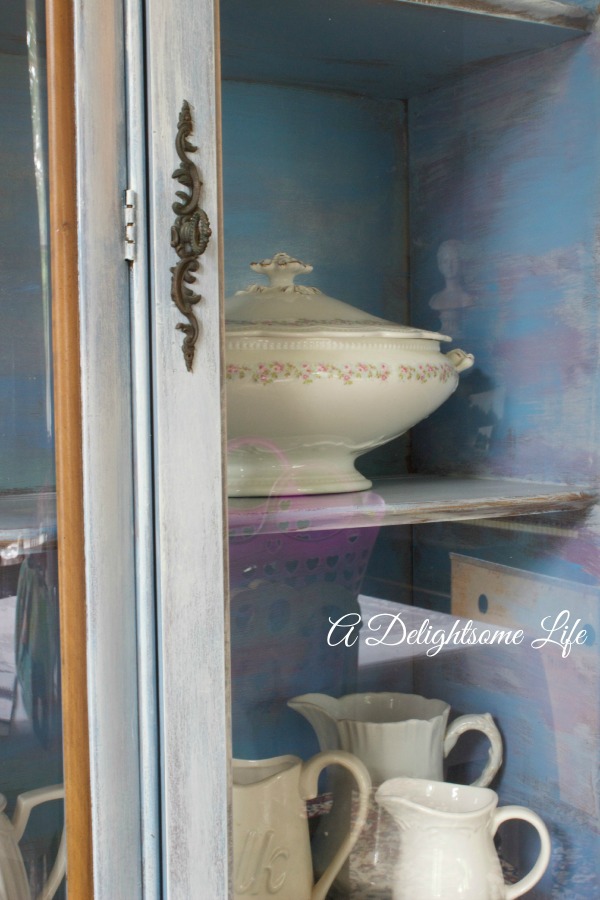 A-DELIGHTSOME-LIFE-CABINET-GLASS-DOOR-DETAIL