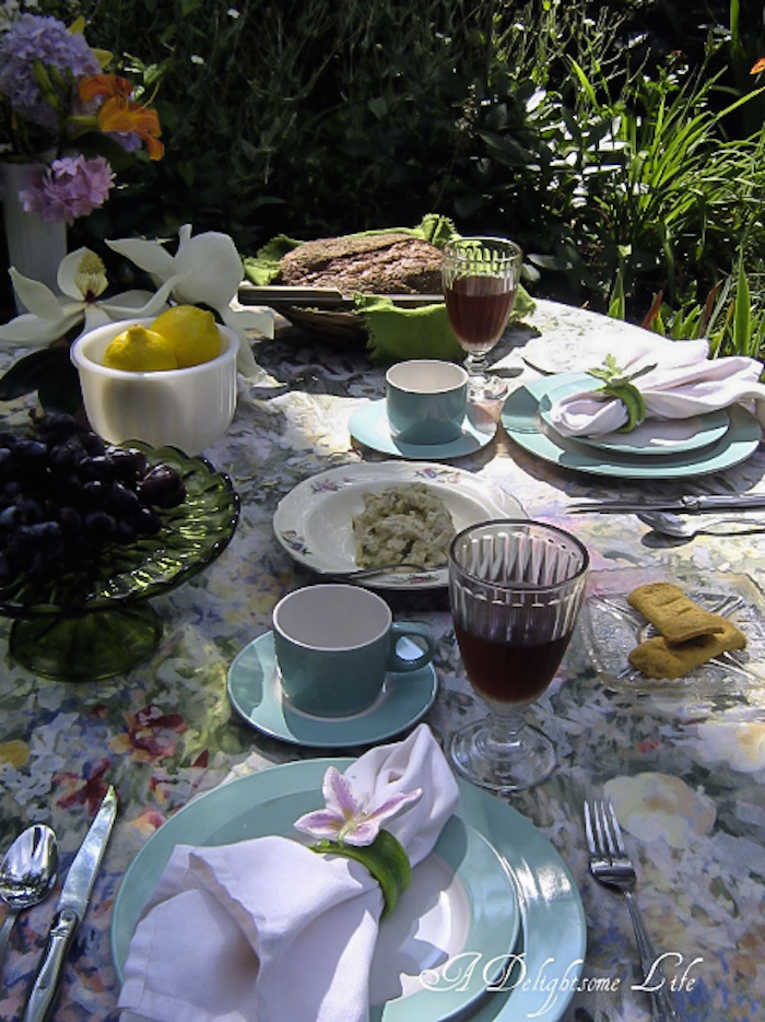 Beautiful china for alfresco dining - Martha Stewart